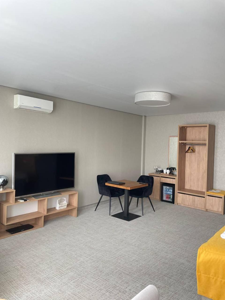 Space Apart Hotel Lutsʼk Exterior foto